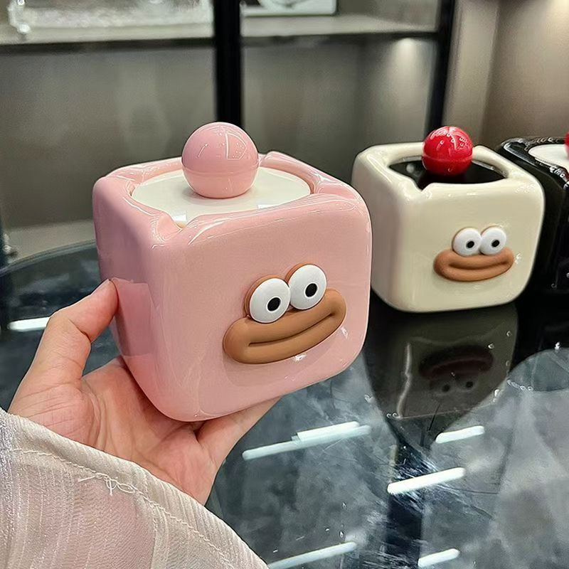 Hot Selling 10.5*10.5*9cm Wholesale Customizable Portable Smoking Accessories Ash Holder Ashtray Sausage Lips Ashtray