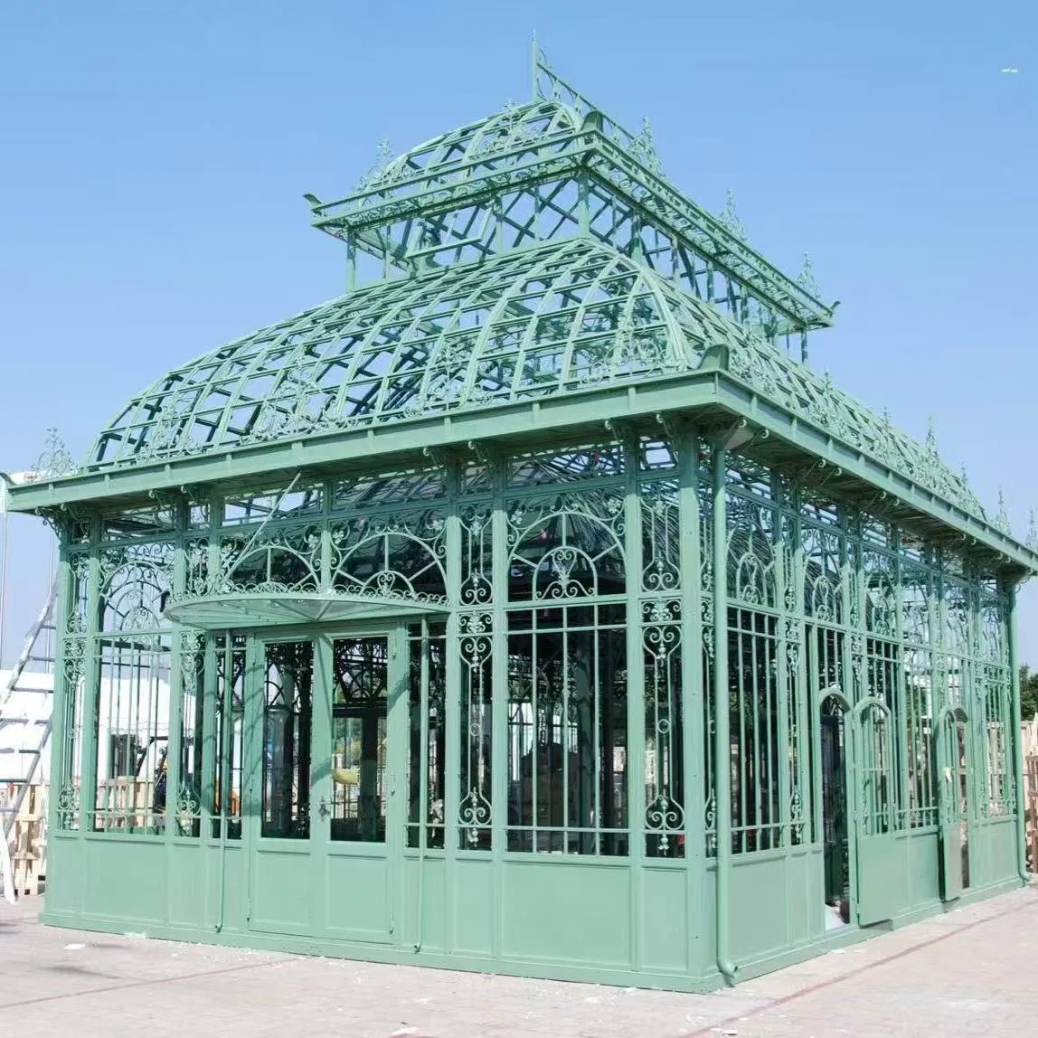 Elegant Metal Frame Outdoor Garden Sunroom for Relaxation