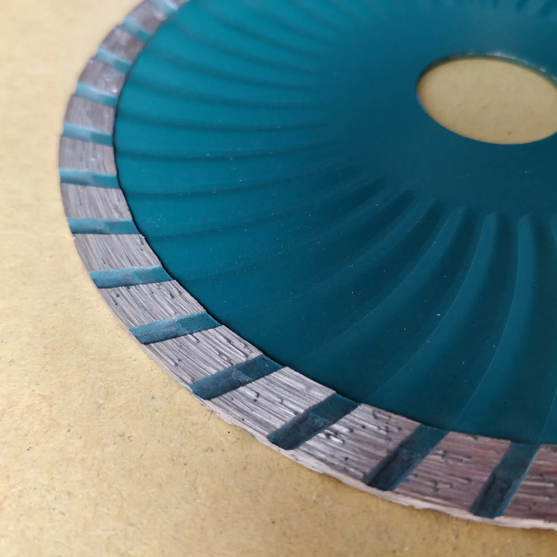 Sintered Turbo Wave Saw Blade Diamond Cutting Disc for Concrete