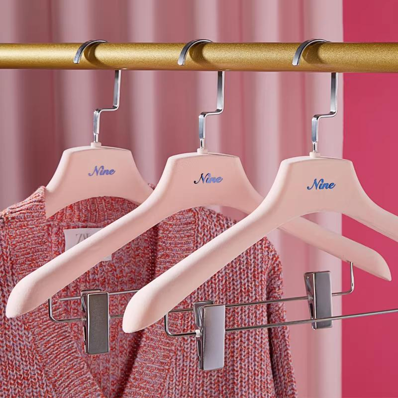 Розовые бархатные вешалки для одежды с логотипом