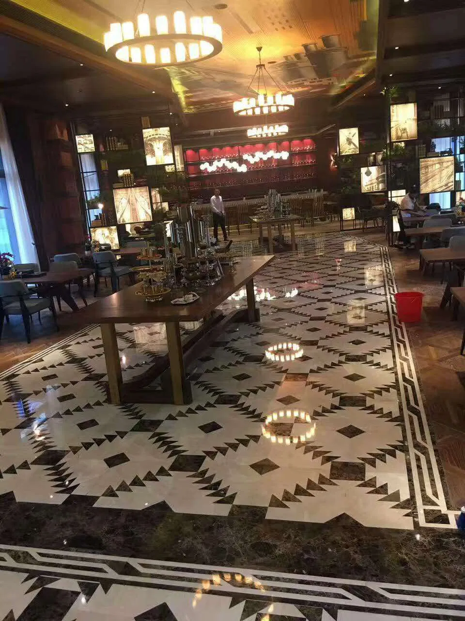 Мраморная мозаика Water-Jet для пола в прихожей