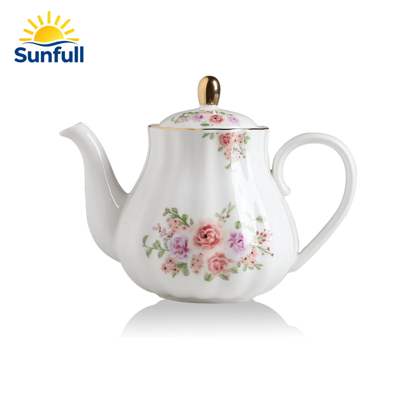 Фарфоровый чайный сервиз с чайником, сахарницей и молочником