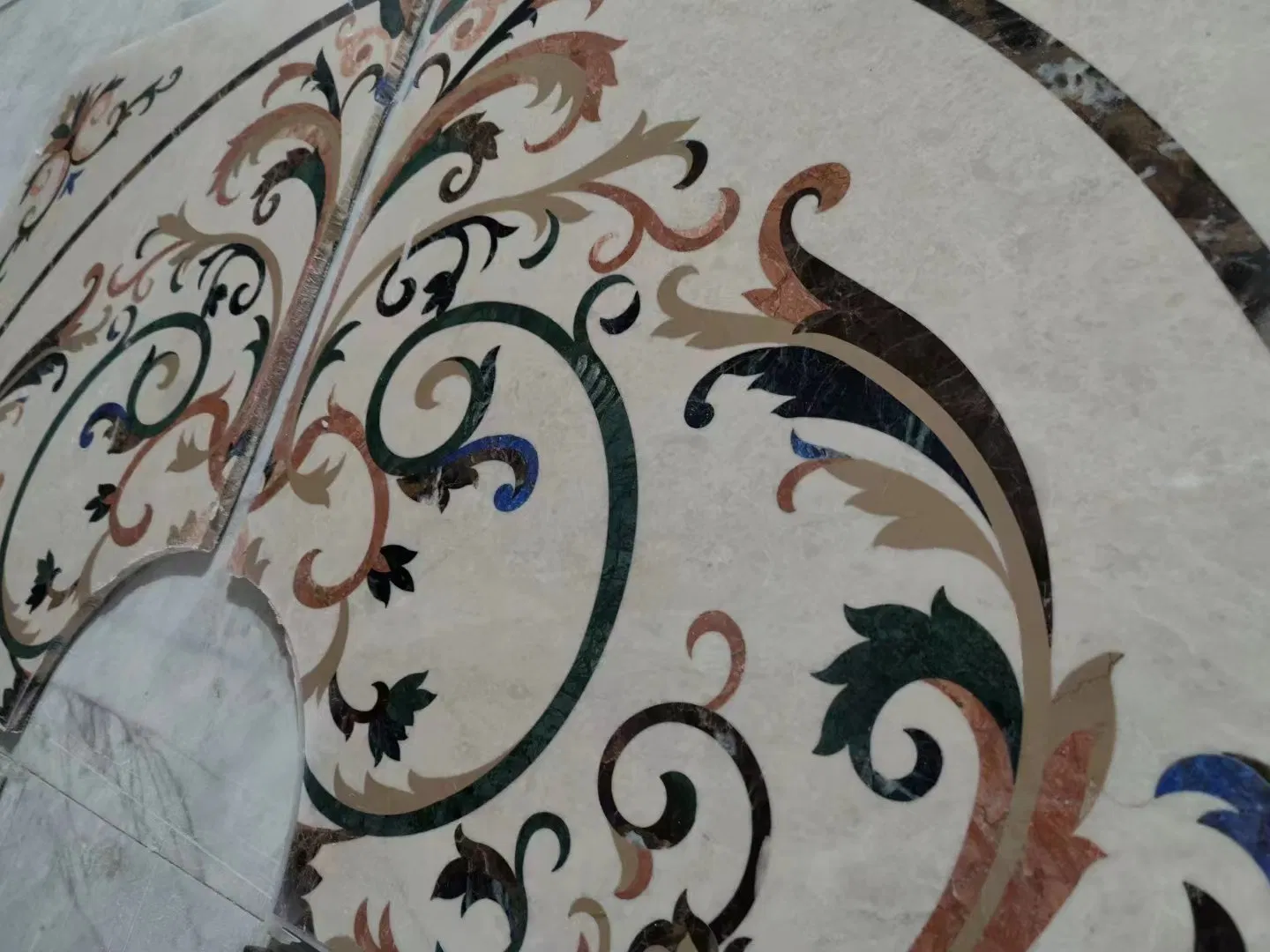 Мраморный медальон водной резки на заказ