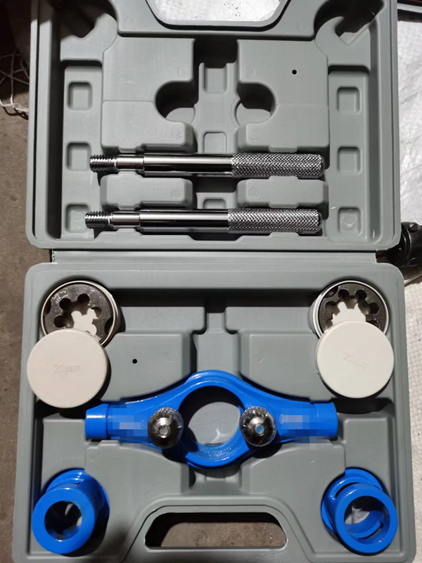 Плашка для нарезки резьбы на стальных трубах 20-25 мм