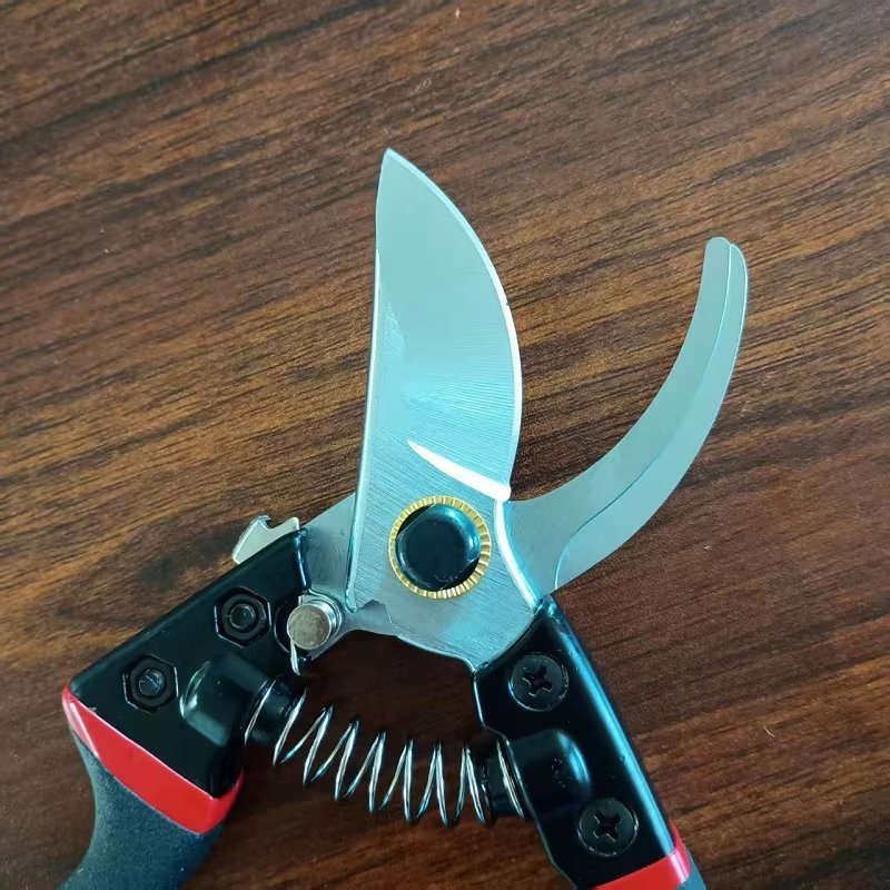 Профессиональные секаторы для обрезки веток