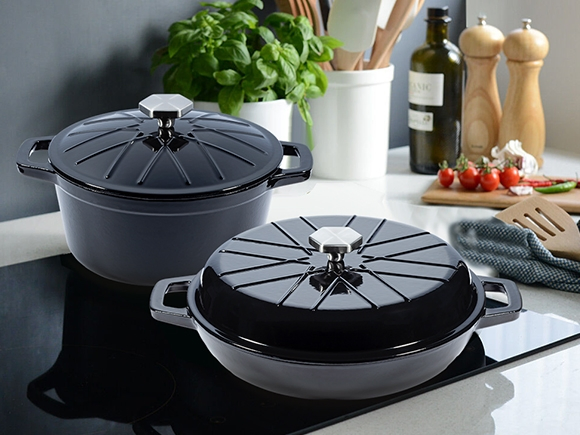 Эмалированные кастрюли с тарелками, наборы разных цветов