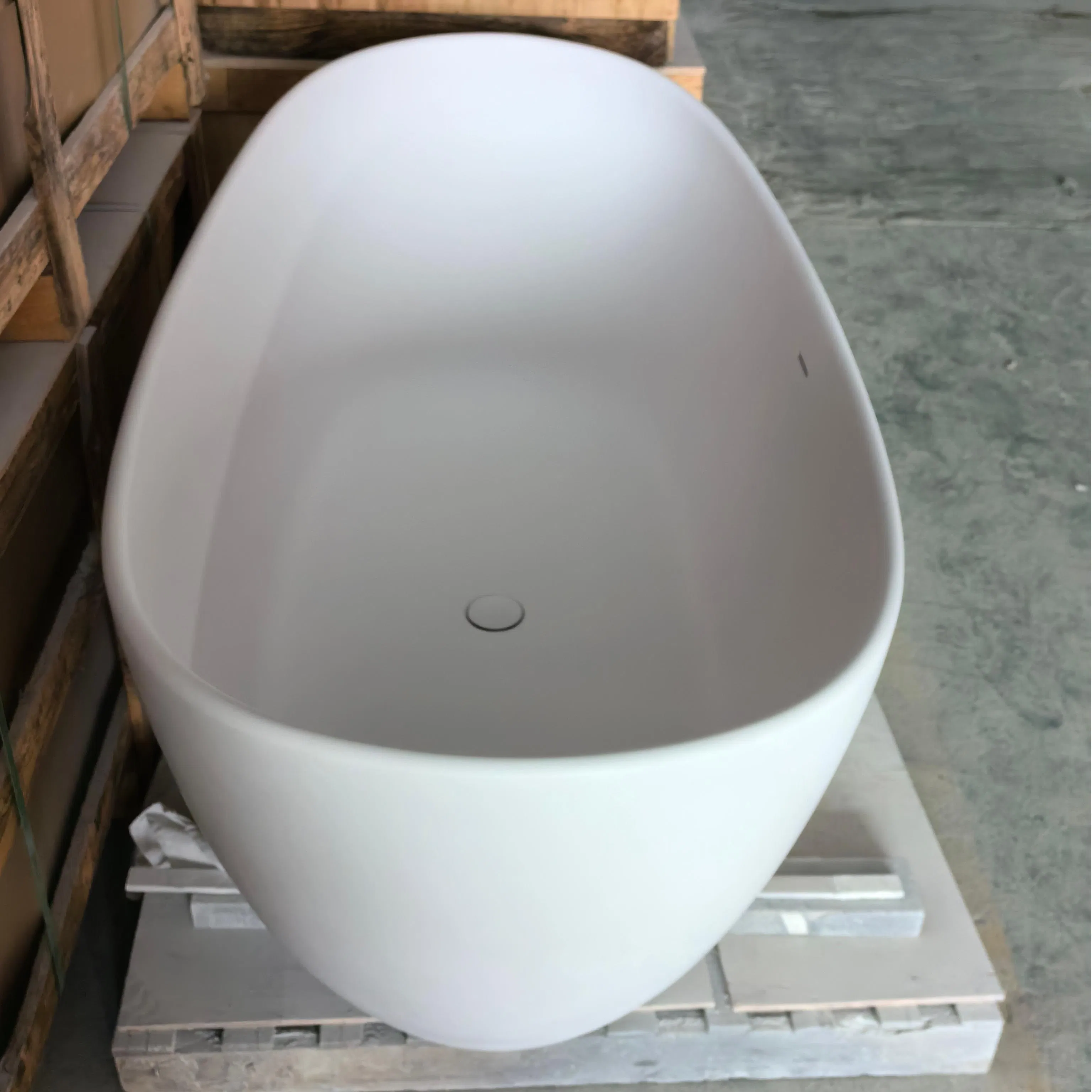 Отдельностоящая ванна из искусственного камня коричнево-серая