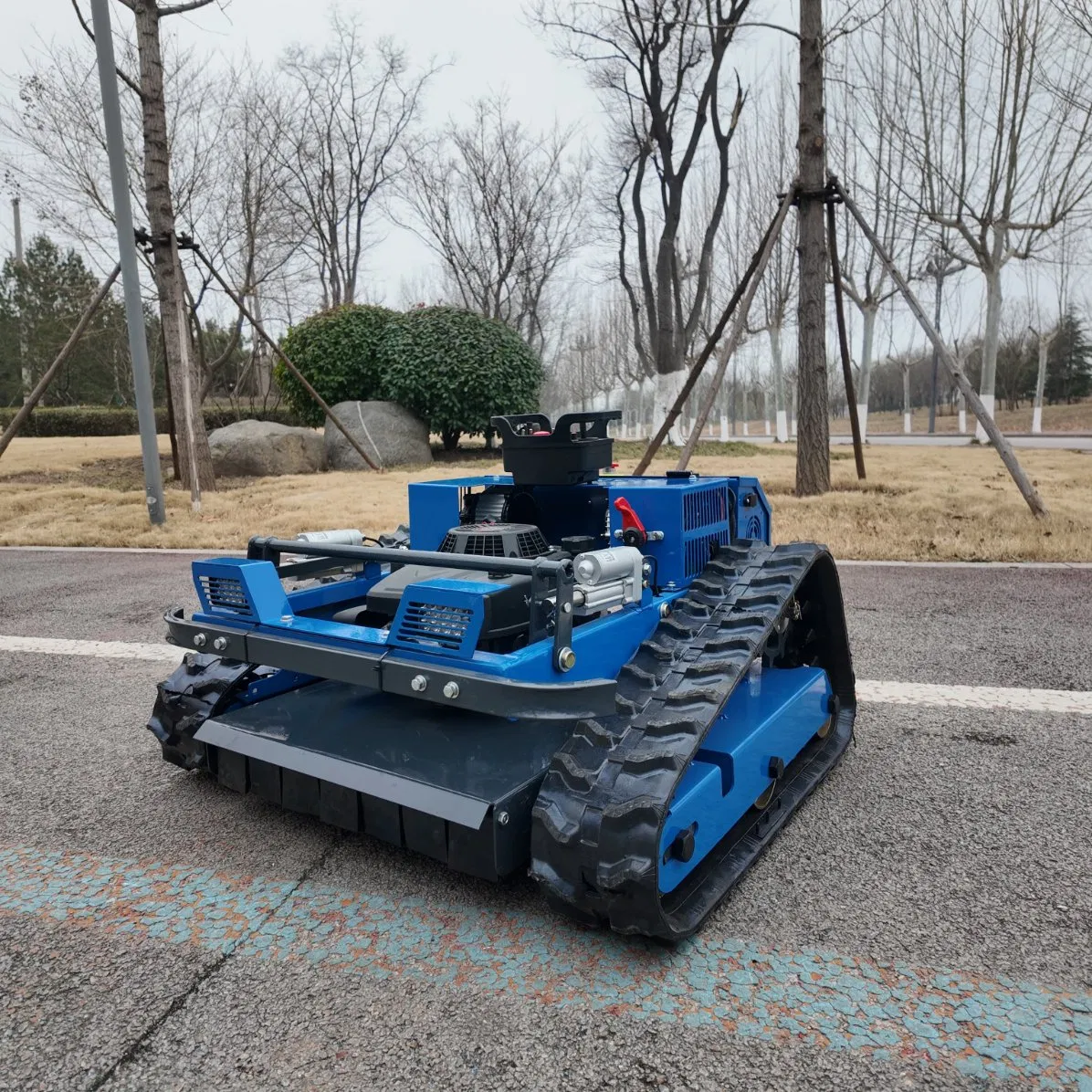 Самоходная газонокосилка-робот на гусеницах с пультом ДУ