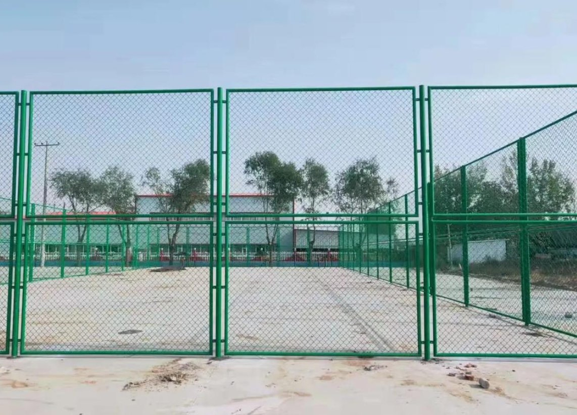 Durable Black and Green PVC Coated Fencing for Sports Courts
