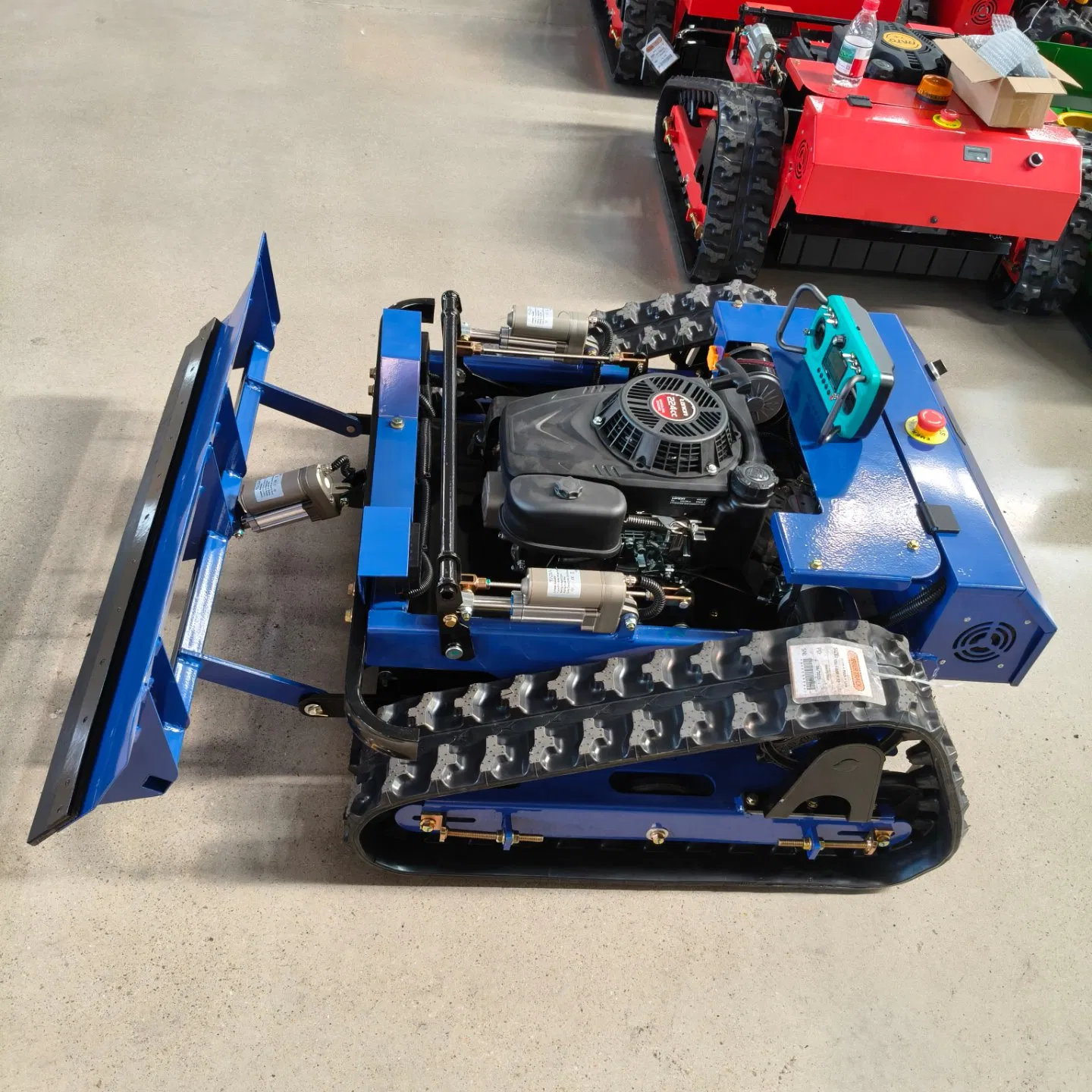 Гусеничная газонокосилка с дистанционным управлением