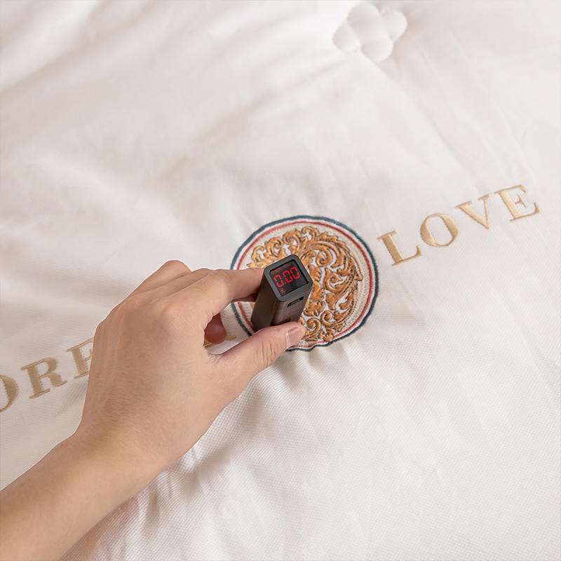 China Wholesale Five Star Hotel Comforter Quilt Polyester Blend Soft Plush for All Season