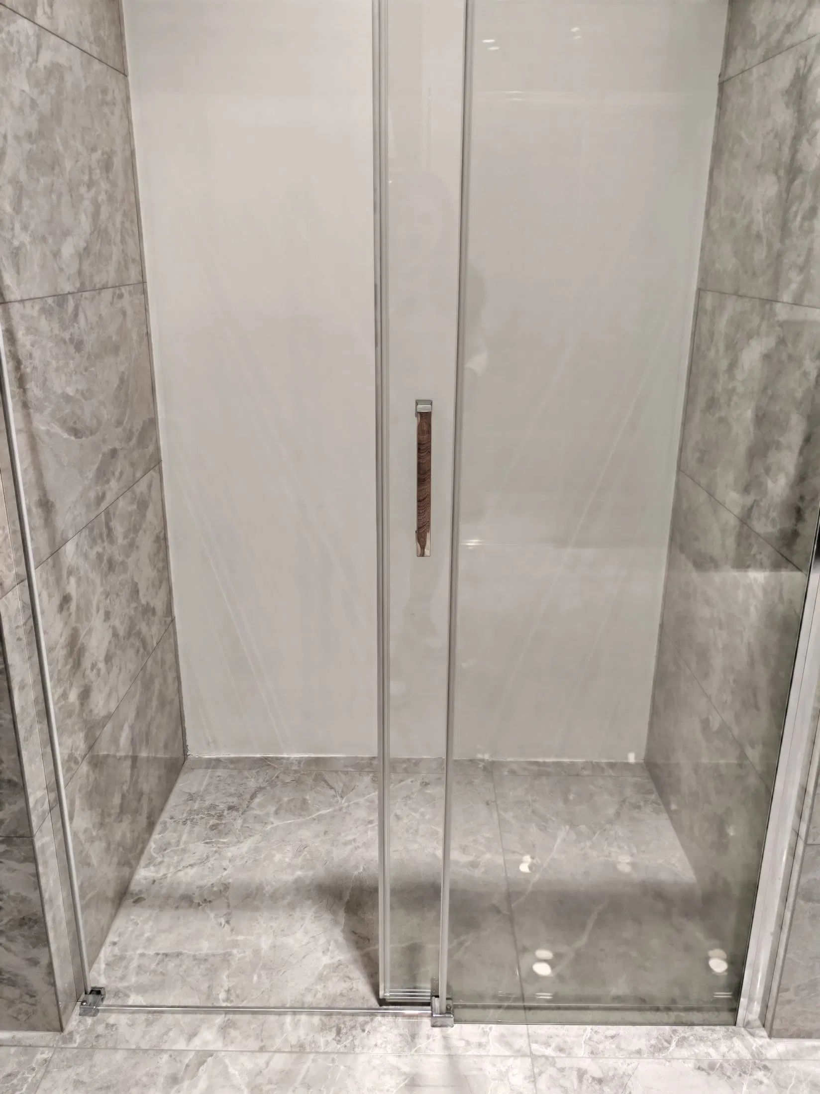 Modern Shower Room with Elegant Sliding Door for High-End Villas