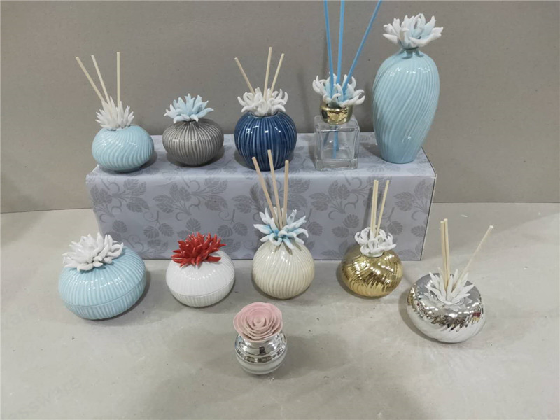 Hot Sale Ceramic Diffuser Bottle with Flower and Fiber Stick
