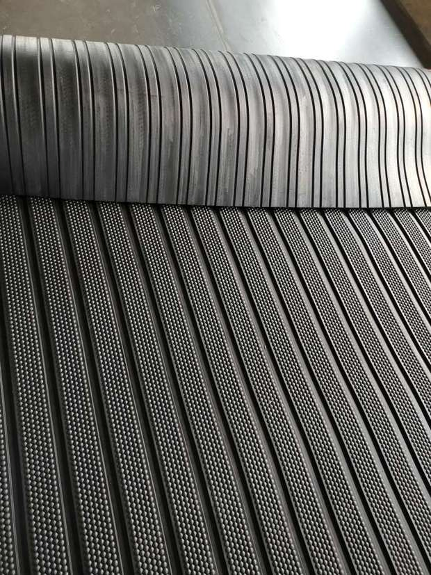 Horse Stable Anti-Slip Antislip Black Reinforced Solid Rubber Mat
