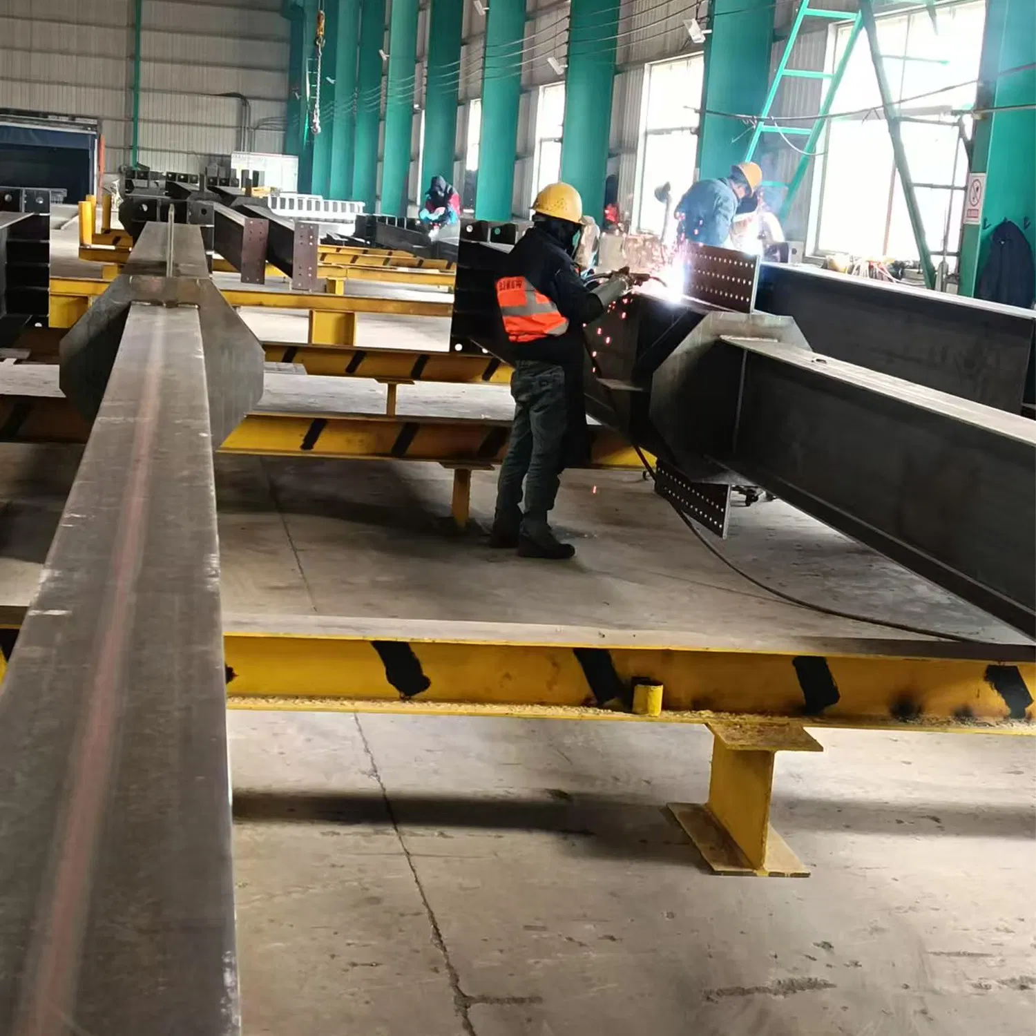 "Steel Frame: Solid Support, Shaping Infinite Architectural Possibilities"