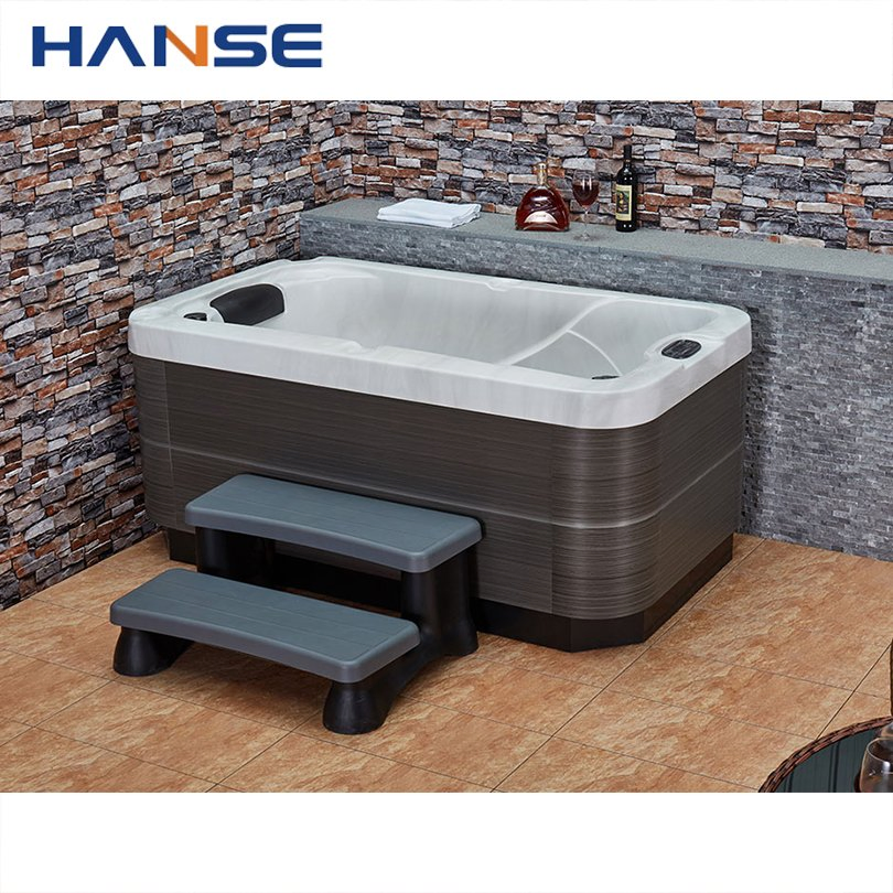 Уличный СПА-бассейн на 5 человек с гидромассажем и ТВ