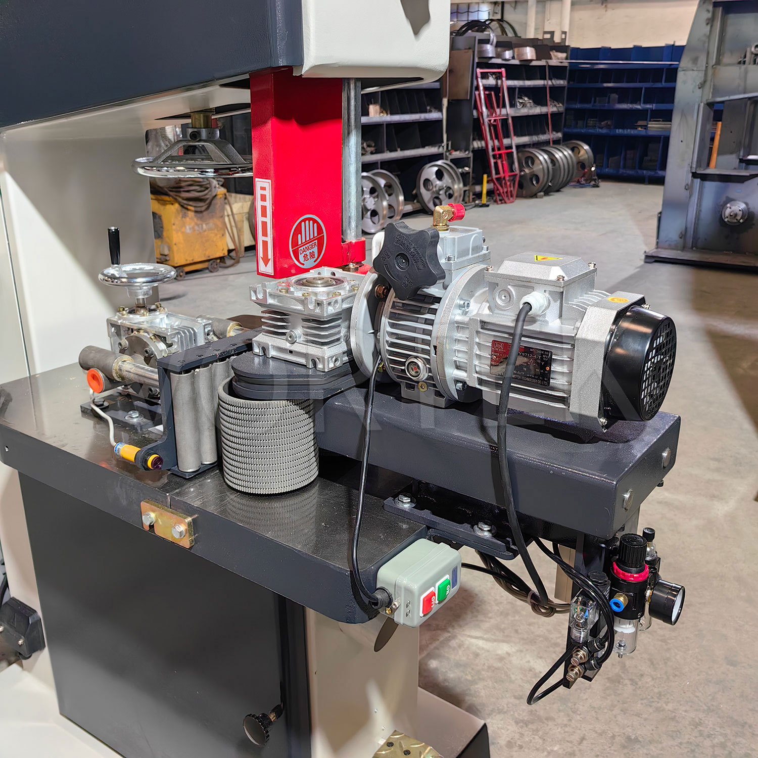 Станок ленточнопильный вертикальный по дереву MJG396U