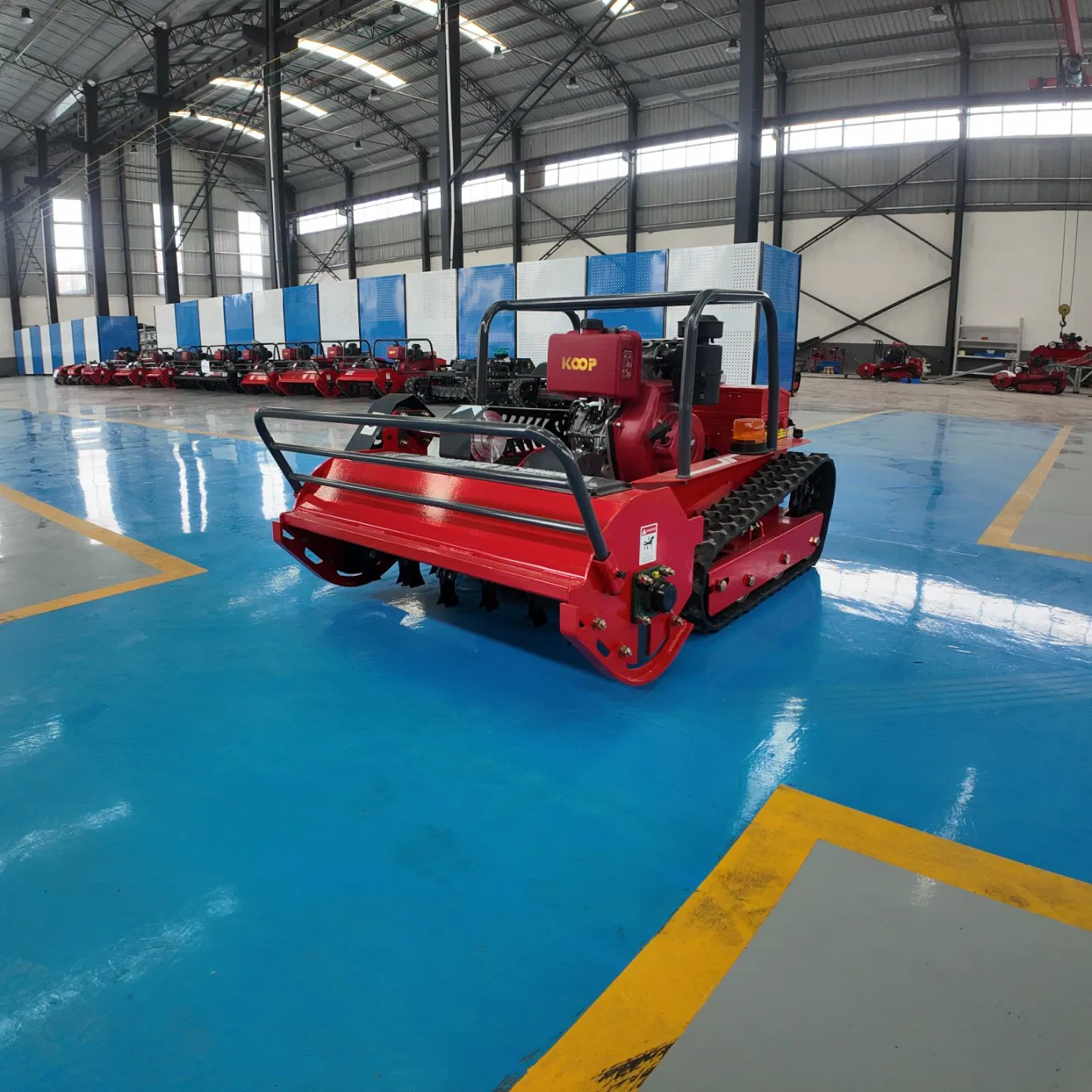 Diesel Powered Remote Control Lawn Mower 15HP Koop192 Euro V Crawler Robot Lawn Mower 1000mm Cutting Width 45° Slope Climbing