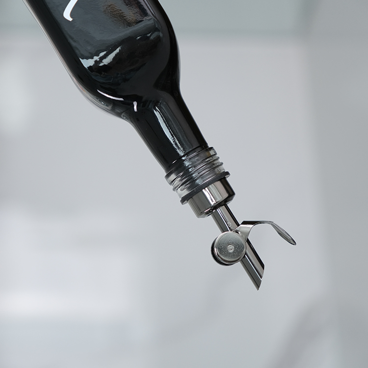 Free Sample Cork Bar Accessories Green Amber Stainless Steel Whiskey Pourer with Rubber Dust Cap