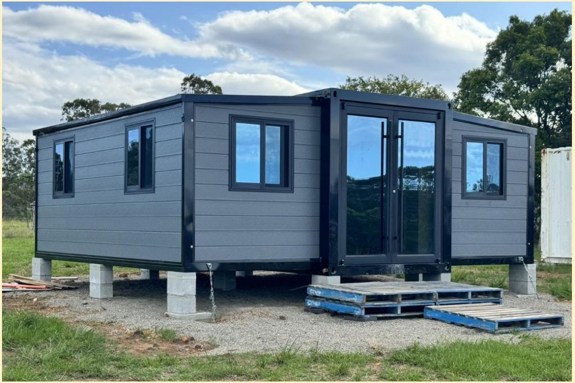 China Factory Wholesale Expandable Container House PVC Floor 5 Bedroom Prefabricated Home Container House for Season Saint