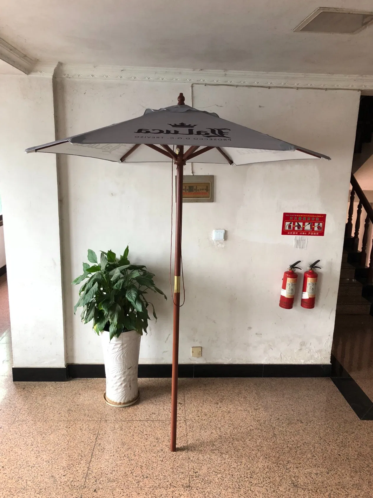 Деревянный рекламный зонт 2.7м для улицы