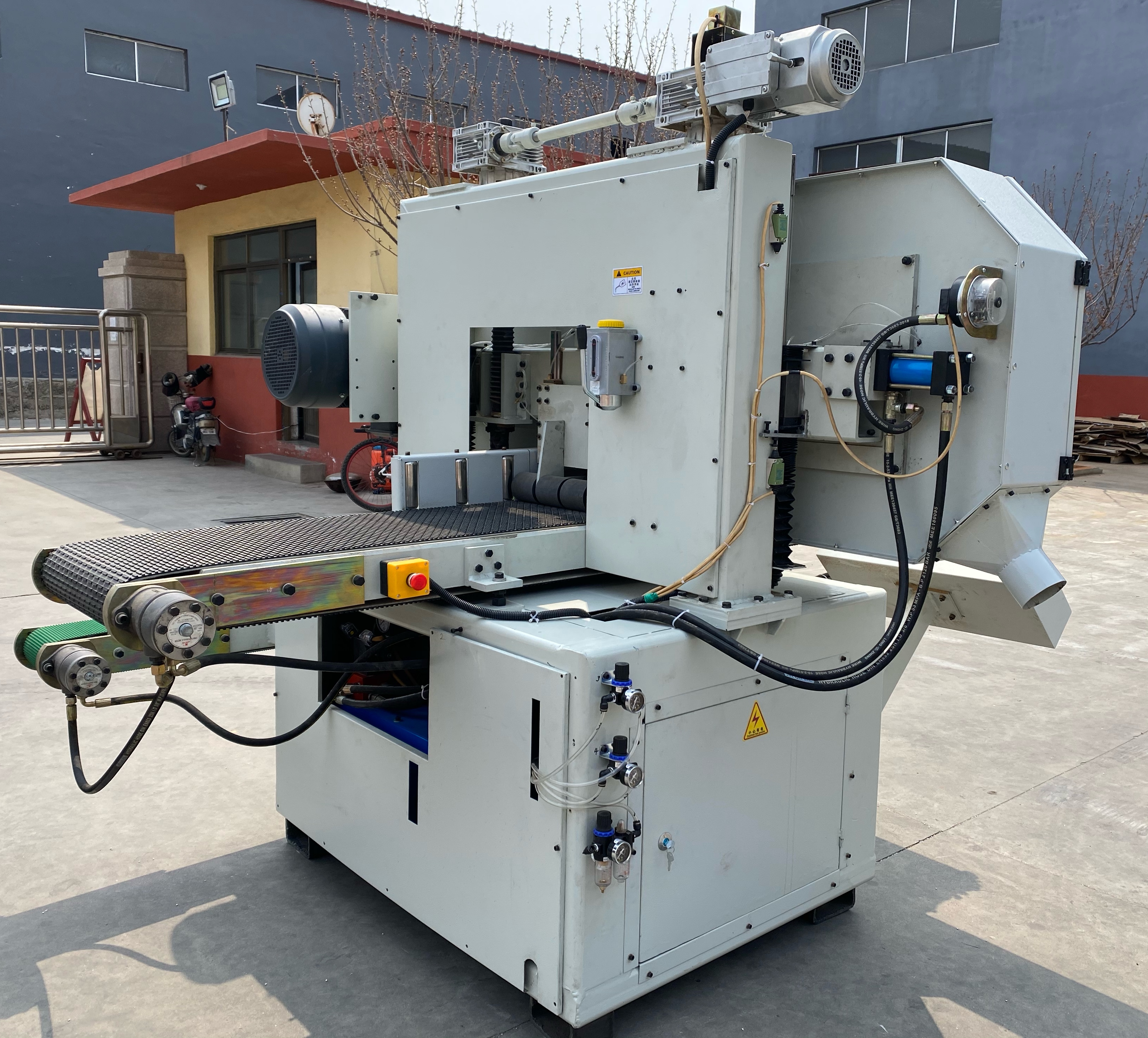 Станок для резки дерева горизонтальный ленточнопильный