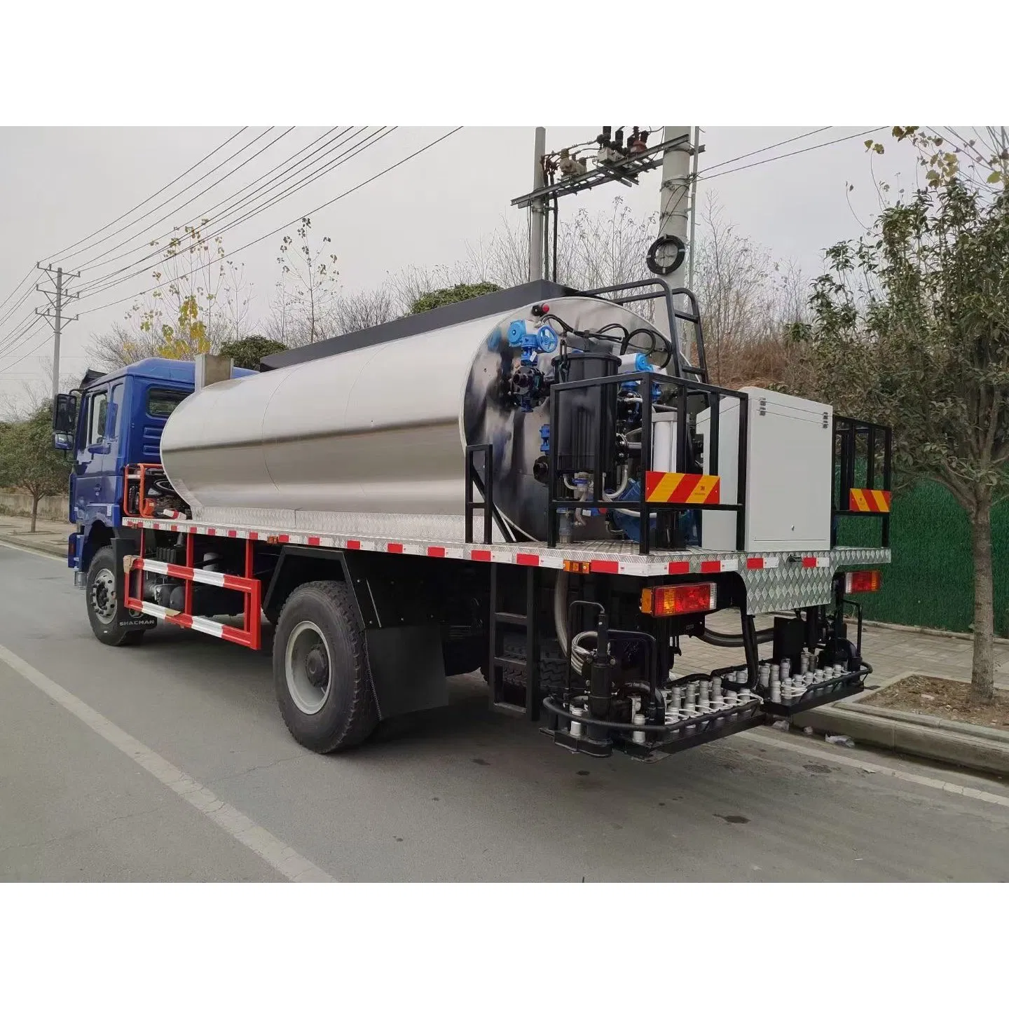 Shacman 4X2 Asphalt Distributor Truck with Good Quality in Algeria