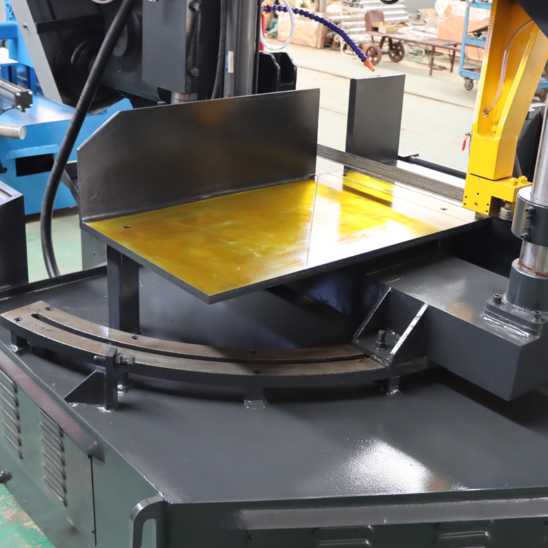 Ленточная пила по металлу полуавтоматическая гидравлическая угловая GHZ4240