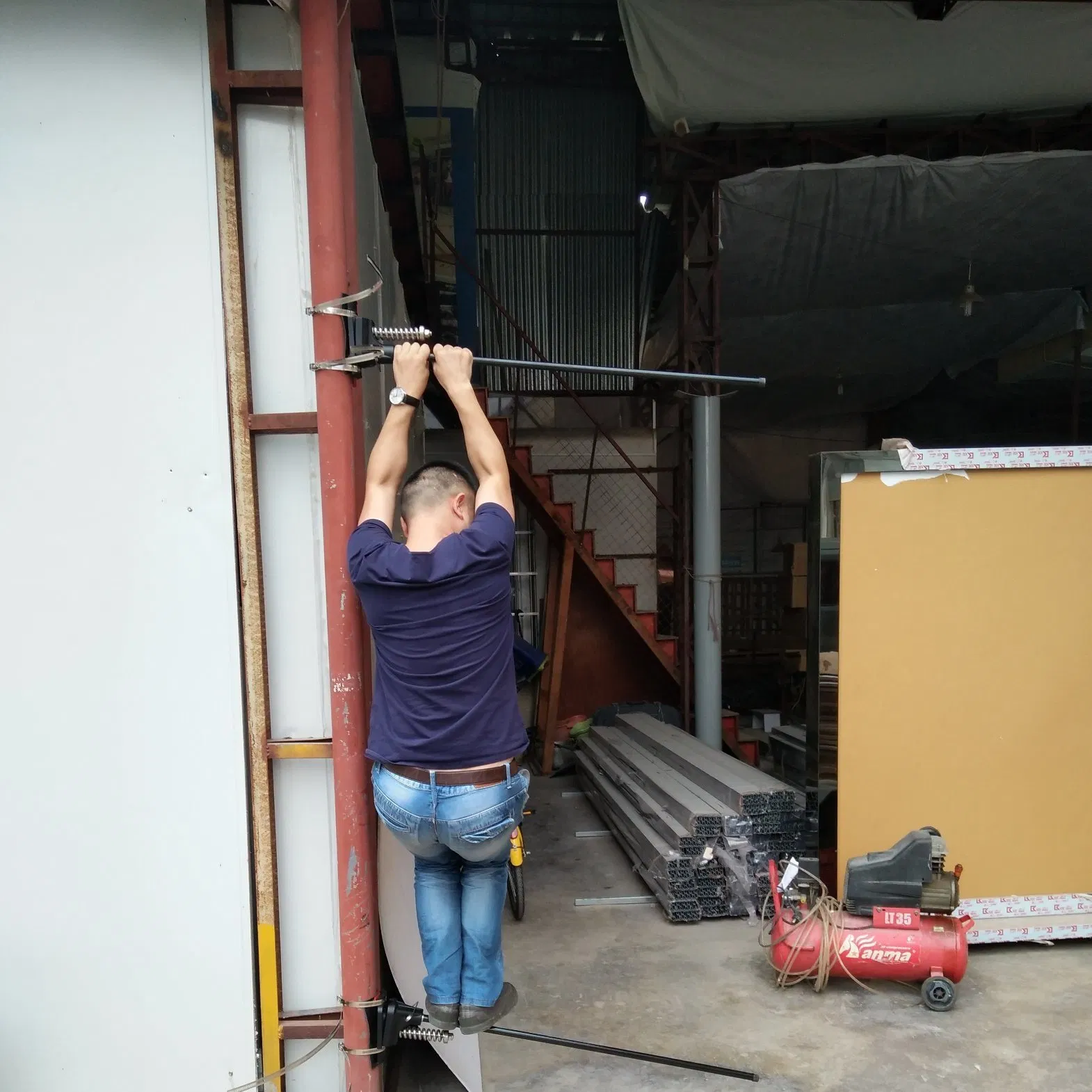 New Invented Spring Loaded Ajustable Highway Metal Banner Flag Holder Bracket System