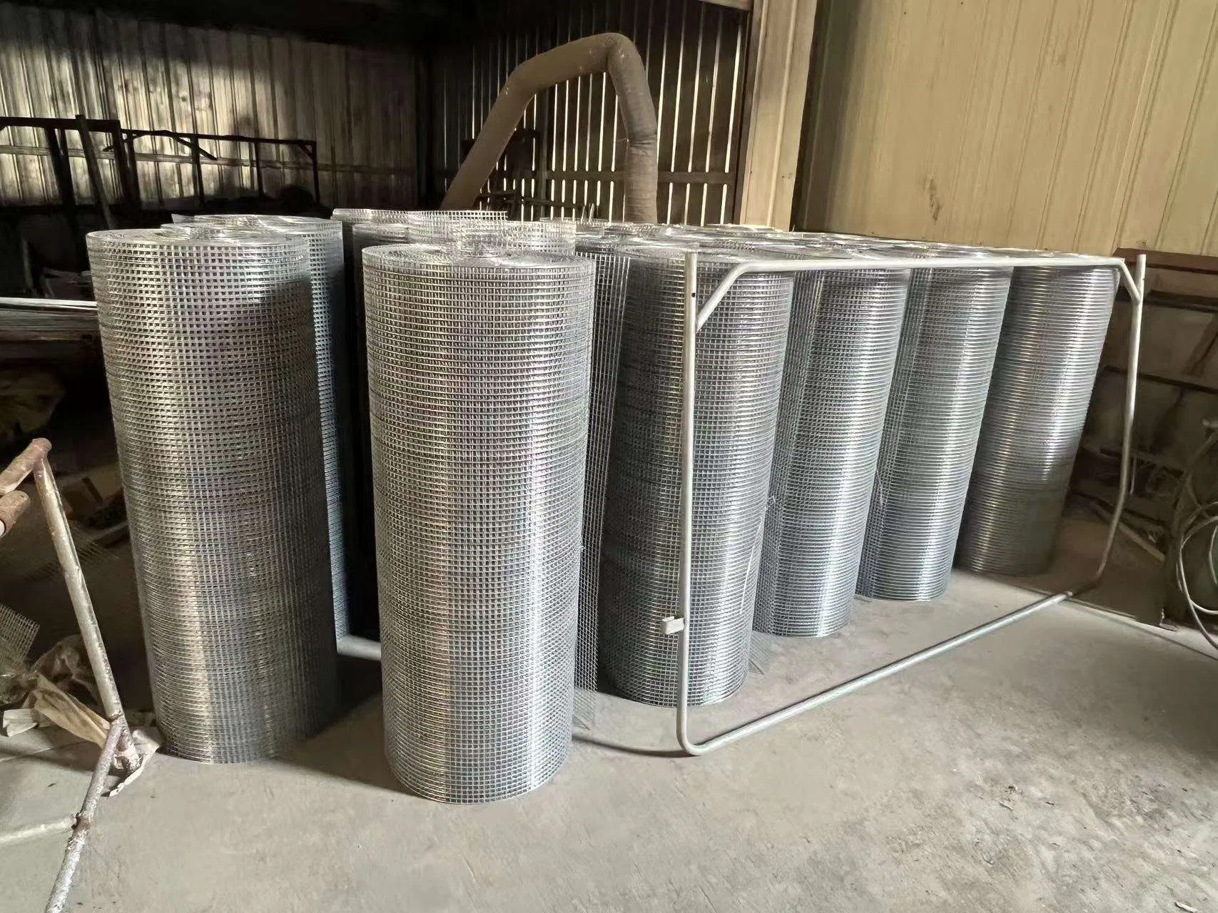 Hot Dipped Galvanized Iron Wire Mesh 1mm-2mm Diameter 6mm Aperture Electric Construction Wire Mesh for Constryction
