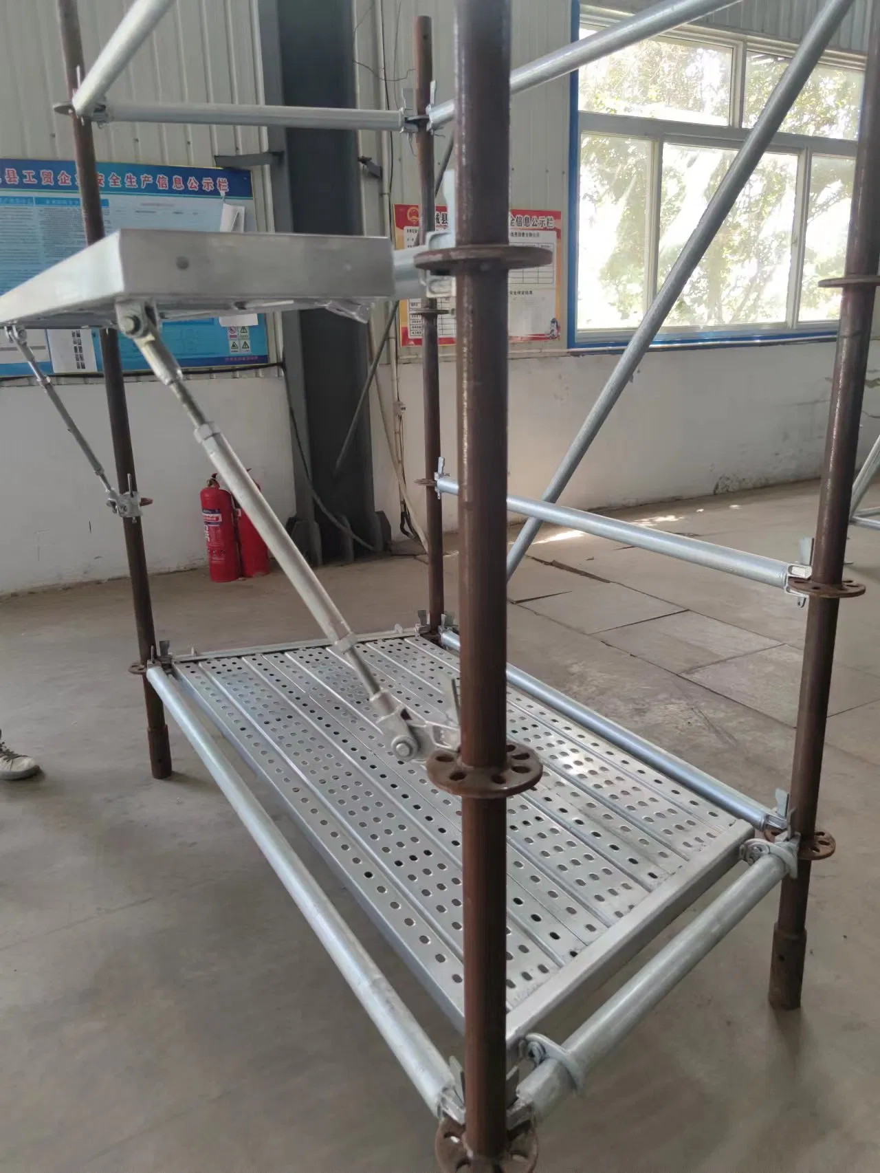 Q355 High-Strength Steel Hot-DIP Galvanized; Rust-Proof Treatment; High-Strength Material Structure, Used for Inter Building Ringlocking Scaffolding.