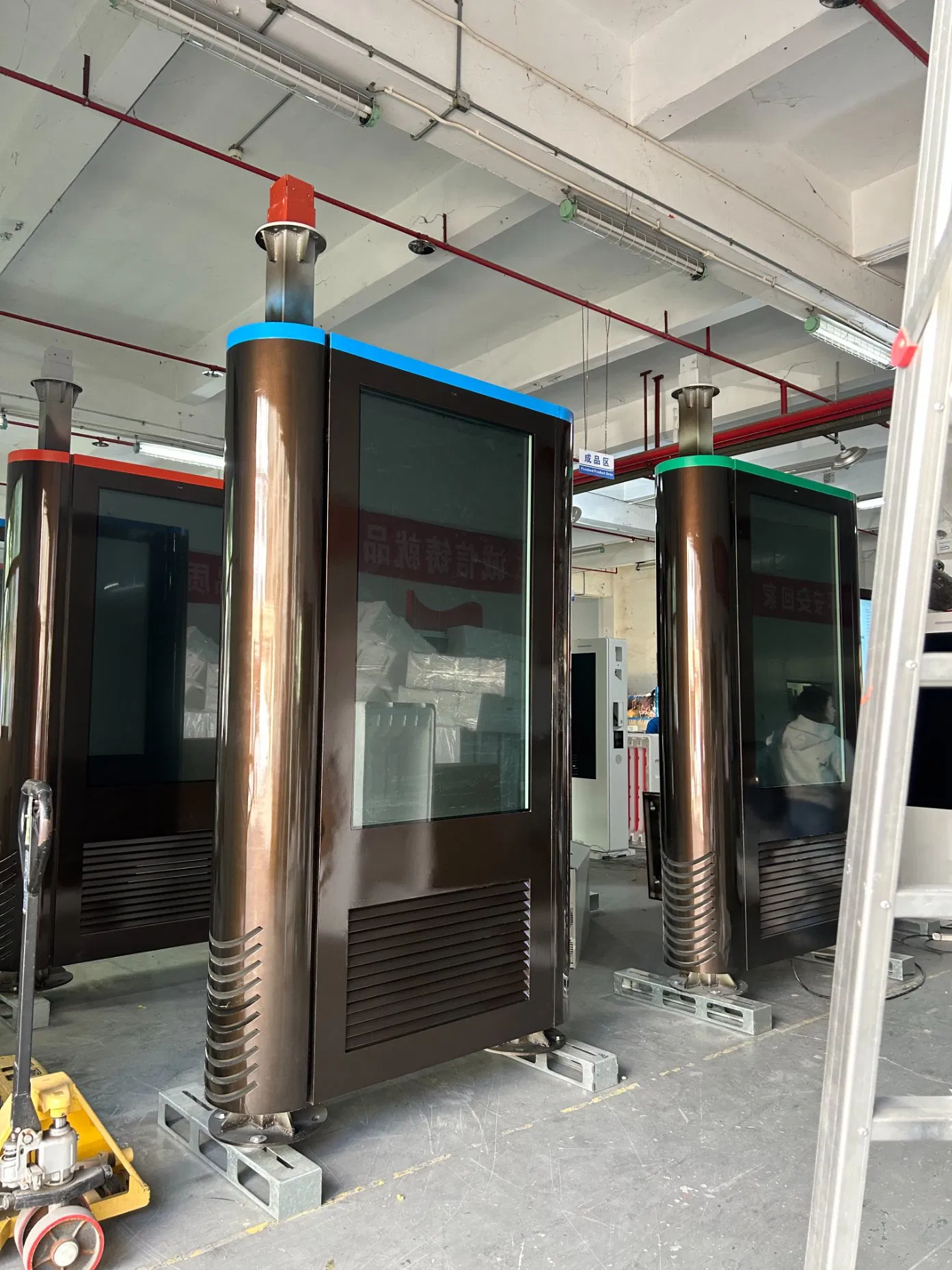 65inch Outdoor Waterproof Advertising Display Digital Signage Player 4K Android 2500 3000nits Monitor Totem