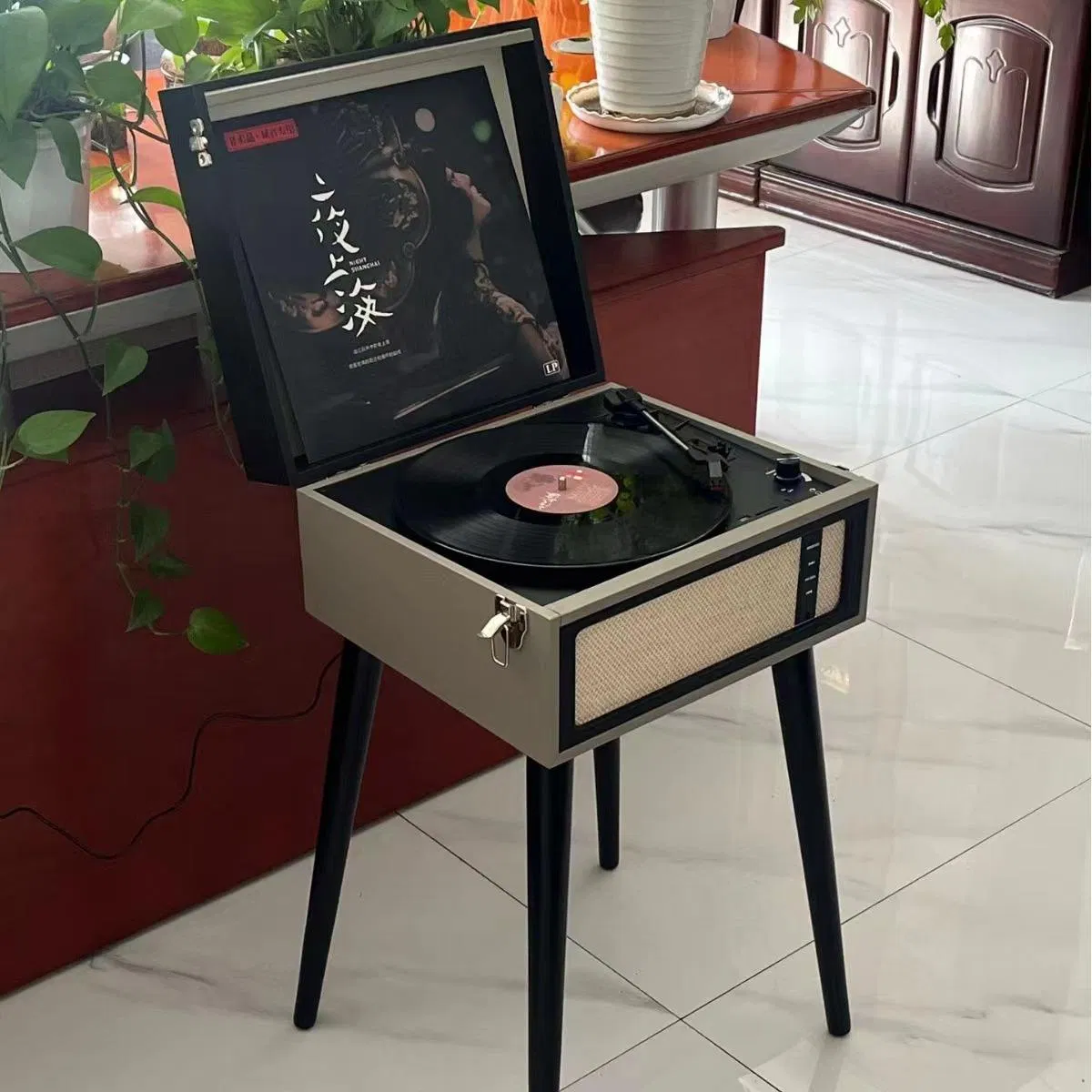 Винтажный проигрыватель винила с картой мира, черно-серый