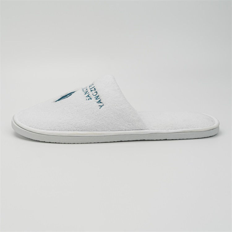 Disposable Hotel Slipper Wholesale Customized Embroidery Logo for Bathroom Guest