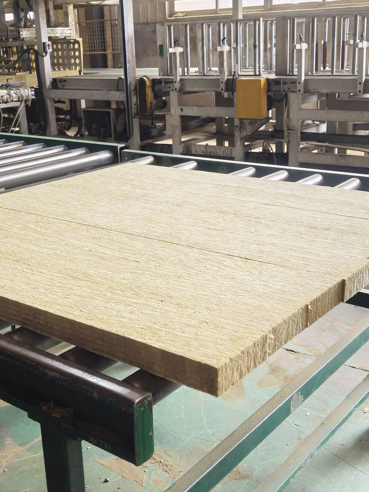 70kg/M³ 80kg/M3 90kg/M3 100kg/3 Insulation Materials Solid Acoustic Rock Wool Insulation for Hotel and Industrial Rock Wool Board Strip