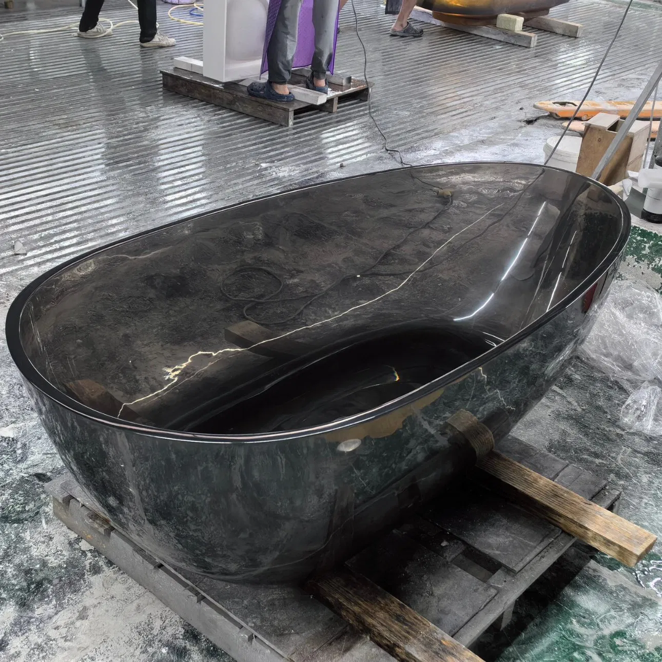 Черная ванна из прозрачной смолы, отдельностоящая