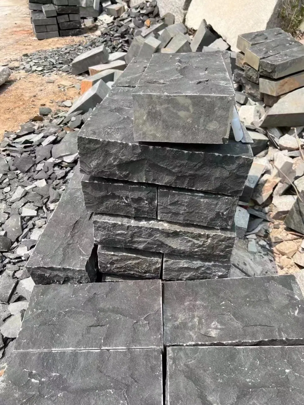 China Cheap Wholesale Price 10X10cm Natural Split Zhangpu Black Basalt Cobblestone Pavers