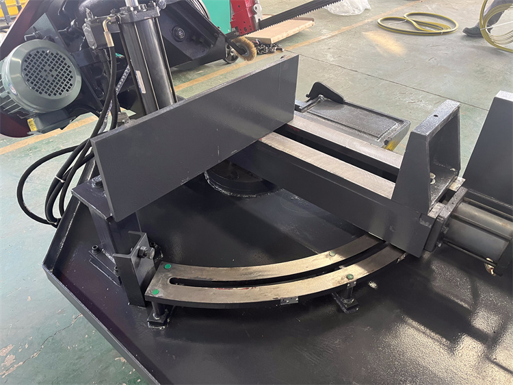 Ленточная пила по металлу с регулируемым углом