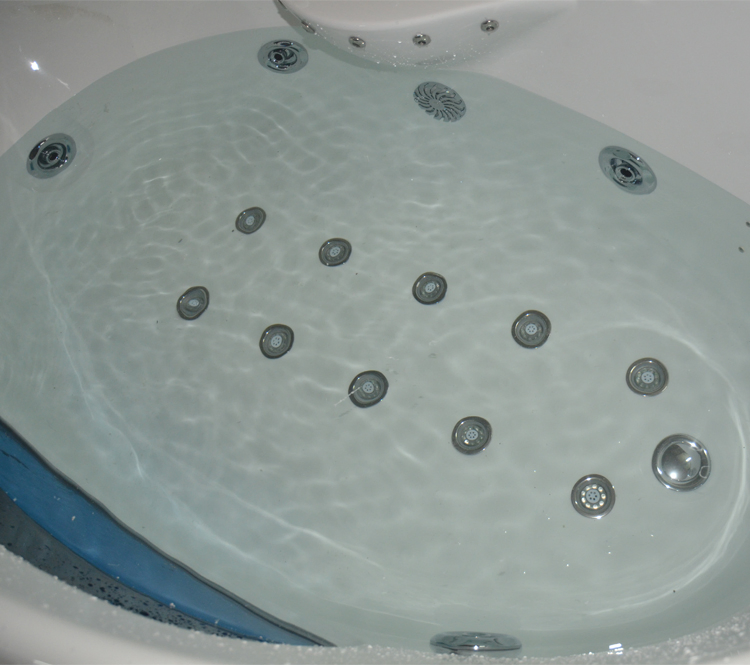 Угловая ванна с гидромассажем и ТВ