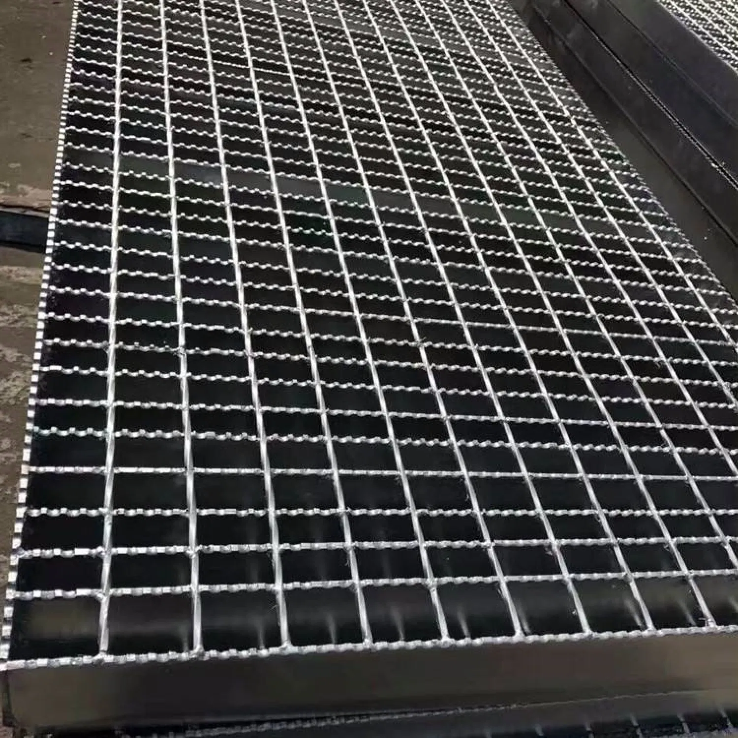 Anti-Slip Welded Steel Grating, Metal Serrated Drainage Serrated Steel Grating, HDG Steel Serrated Floor Grating