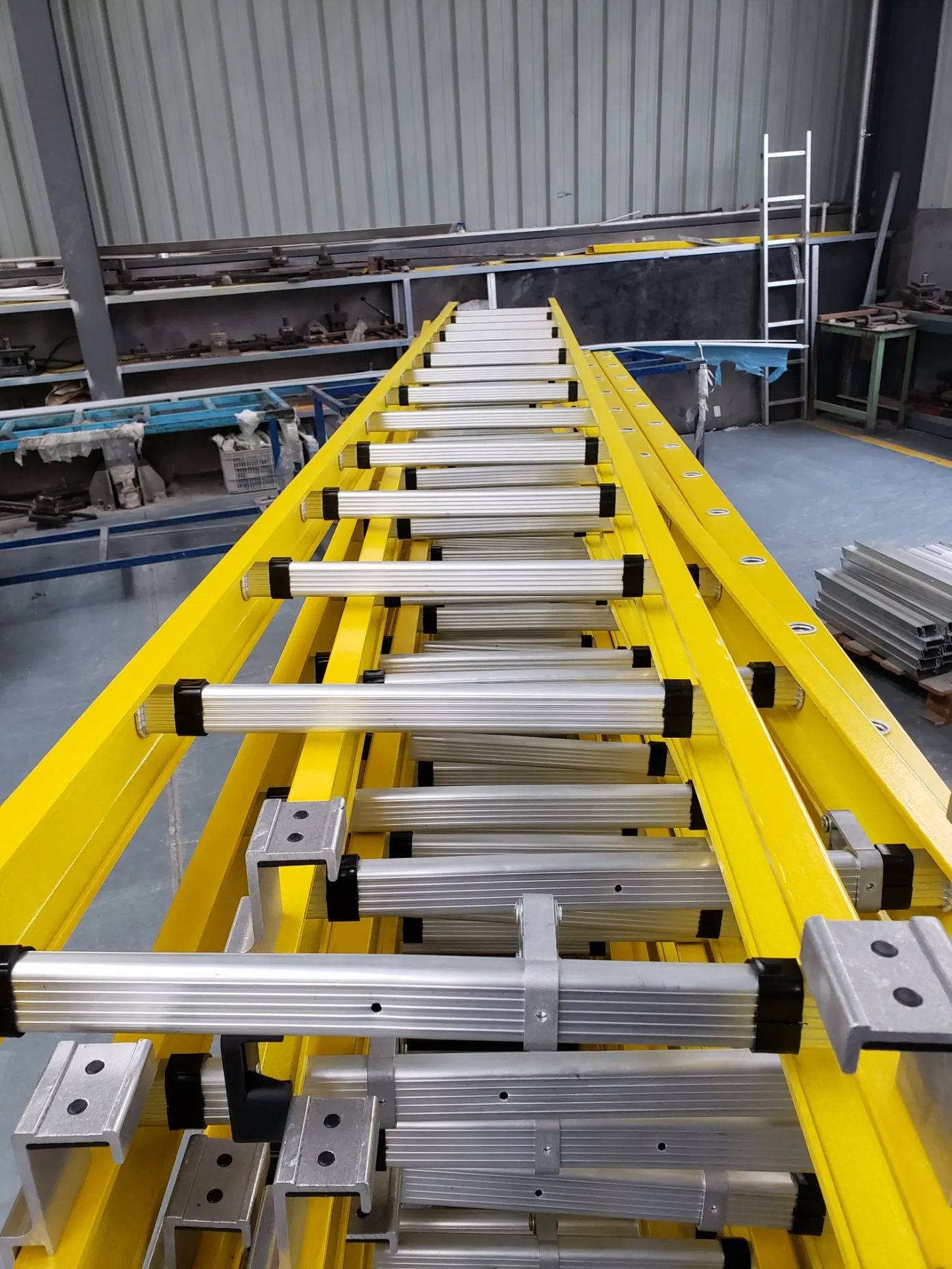 China Manufacturer Best Price Supply 6.5 Meters Extension Fiberglass Ladder to South America Market