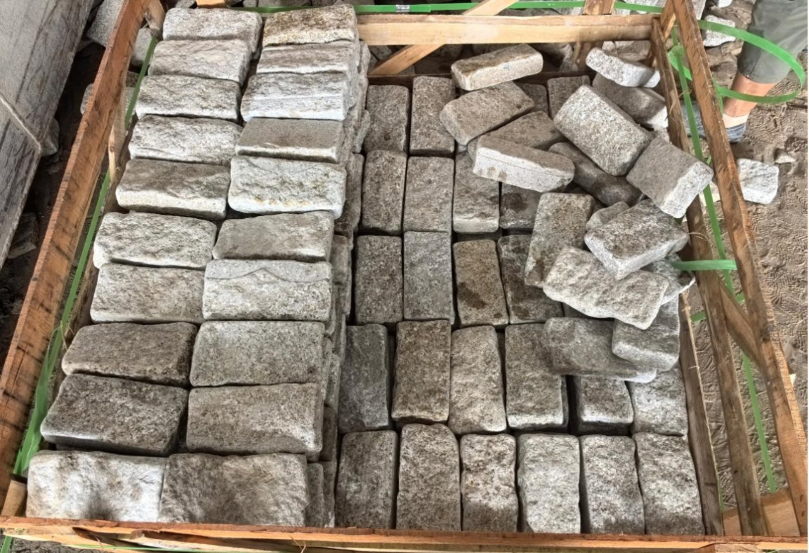 Natural Split & Tumbled G682 Brown Granite Cobbles for Paving Stone