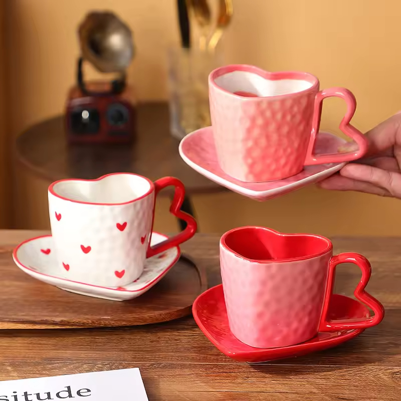 Керамическая чашка с блюдцем в форме сердца