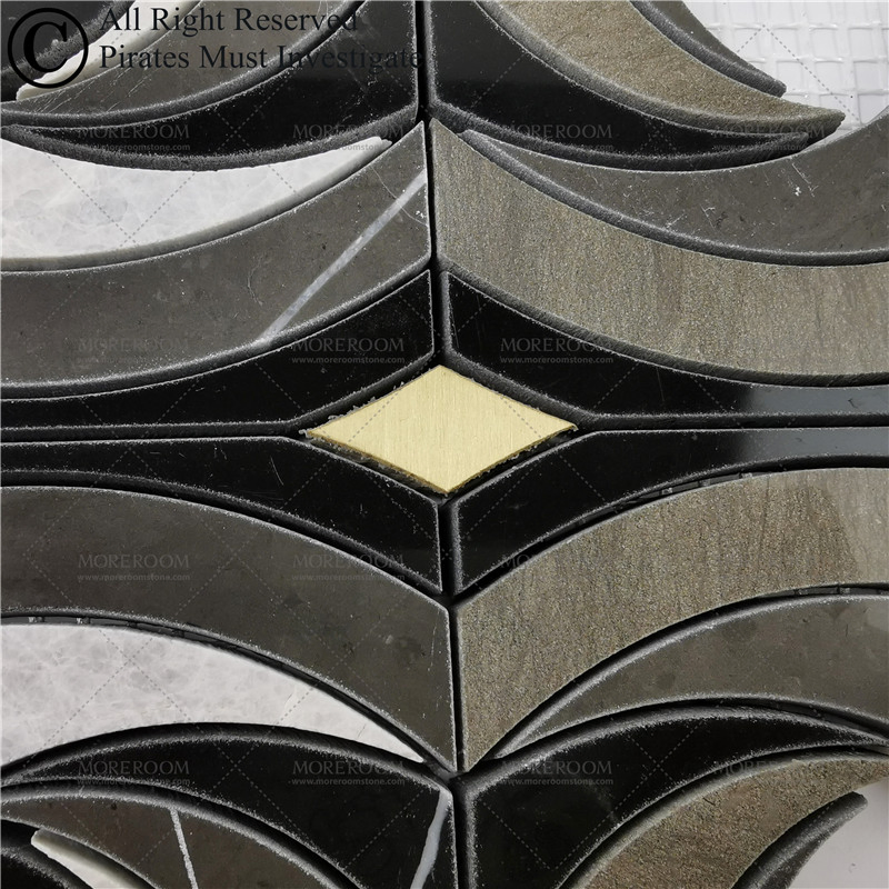 Мозаика из мрамора Water Jet Black Grey с латунной инкрустацией