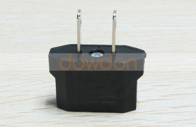 Универсальный сетевой адаптер для путешествий