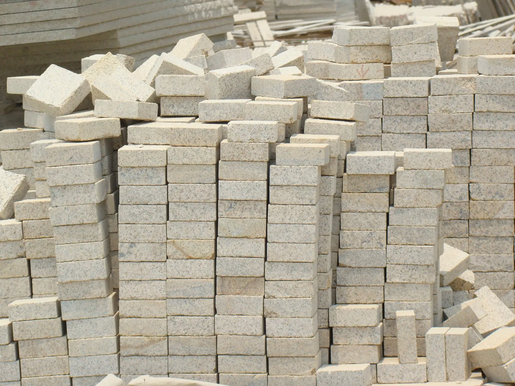 G682 Golden Sand Yellow/Rusty Granite Paving Stone with Bushhammered Flamed Saw Cut Surface