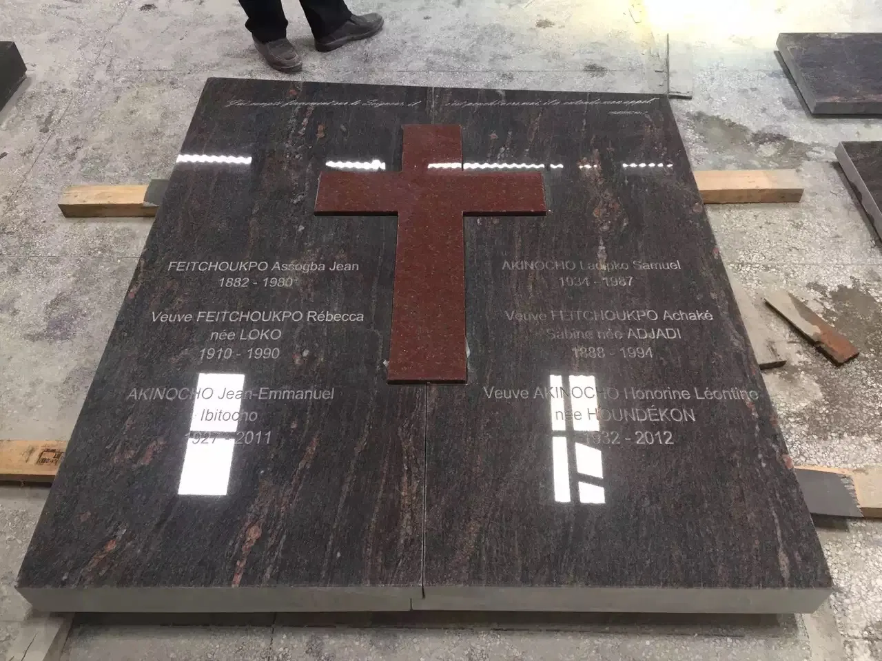 Customized Granite Carving Headstone Columnbarium, Slant Beveled Shape Markers Hand Carving, Machine Carving Memorial Monument