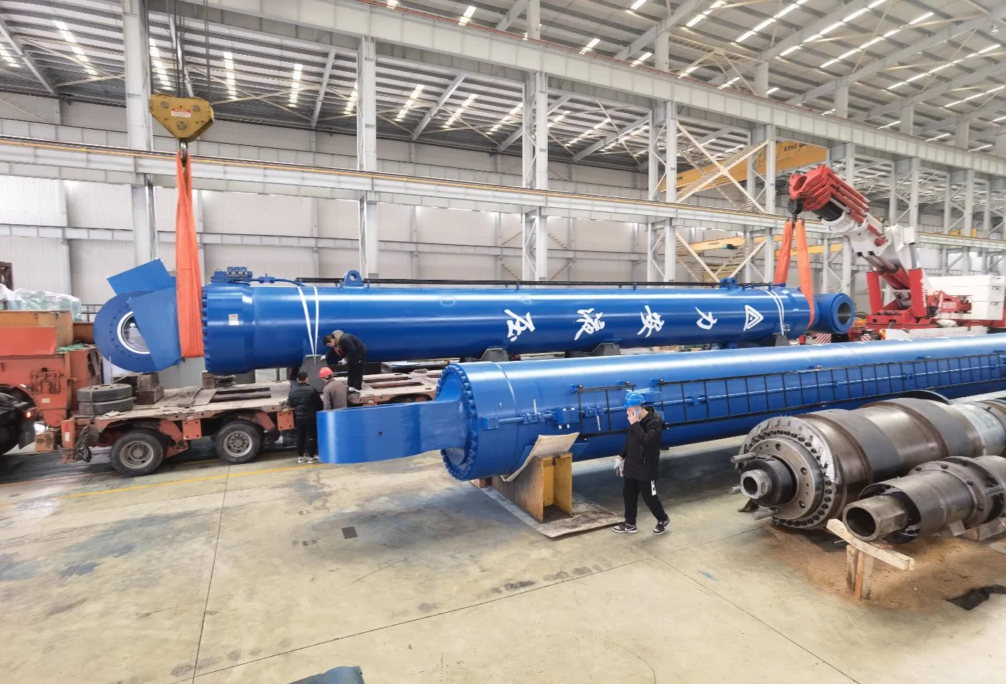 Большой гидравлический цилиндр для шлюзов и судов