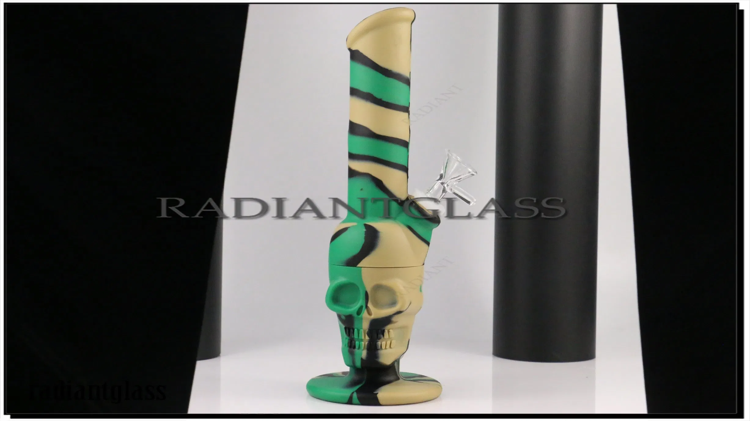 Brilliant Color Smoking Glass Pipe Silicone Pipe Exotic Characteristics