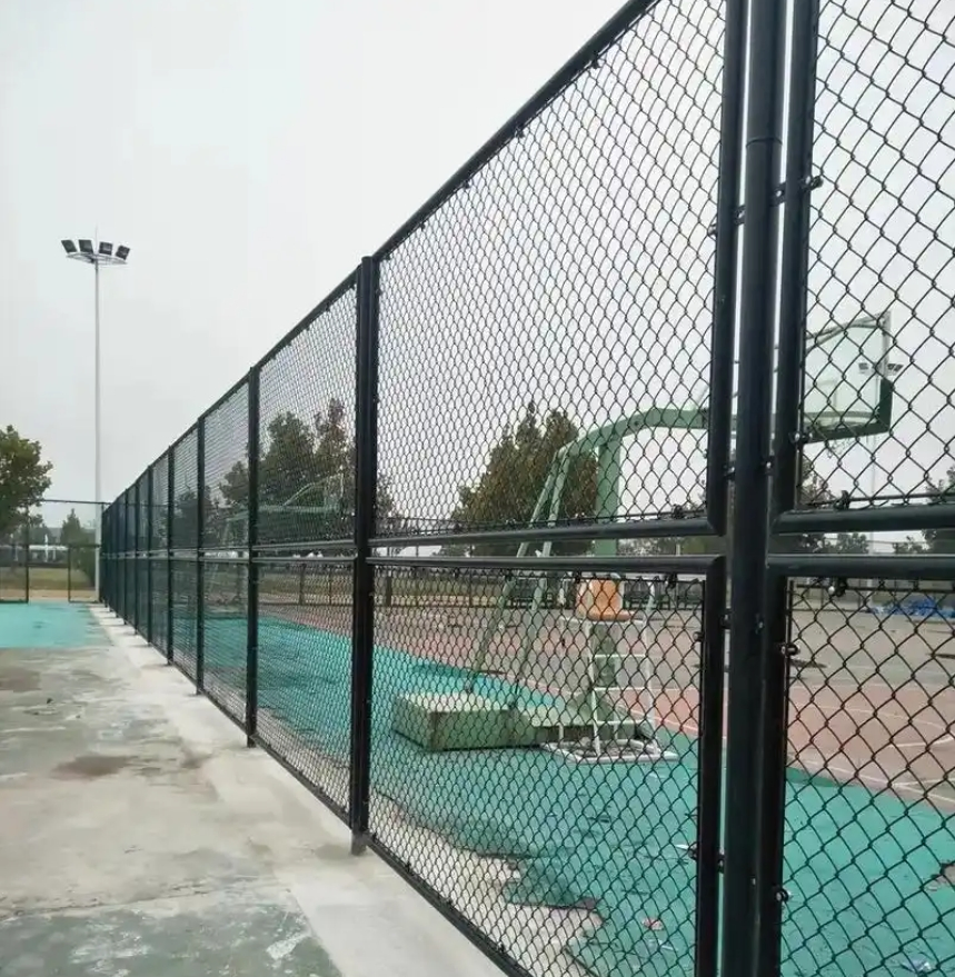 Football Field Site Link Fence Galvanized Diamond Chain Mesh with PVC Coating and Fence Posts for Tennis Court Fences
